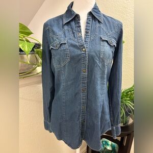Roper Women’s Preloved Denim Snapped Front shirt, Size Medium